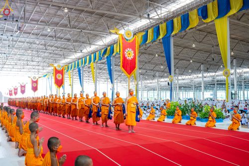 ภาพ No.85176:พิธีมุทิตาสักการะพระภิกษุ ผู้สอบได้เปรียญธรรม ๙ ประโยคระดับโลก, พิธีมอบโล่เกียรติยศและทุนการศึกษา สำนักเรียนบาลีดีเด่นทั่วประเทศ ในวันสมาธิโลก อาทิตย์ที่ 6 สิงหาคม พ.ศ. 2566 ณ สภาธรรมกายสากล วัดพระธรรมกาย