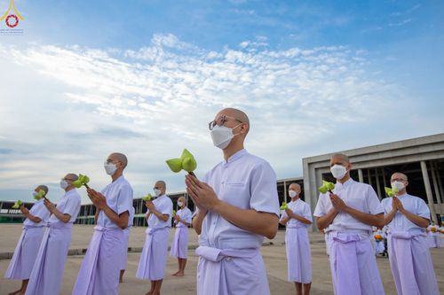 ภาพ No.82635:พิธีเวียนประทักษิณ, พิธีวันทาเจดีย์ ณ มหาธรรมกายเจดีย์  พิธีบรรพชาหมู่พระพี่เลี้ยงเข้าพรรษา, ธรรมทายาทอุดมศึกษา รุ่นที่ 50(ภาคฤดูฝน) และธรรมทายาทพุทธศาสตร์สากล รุ่นที่ 7 (ภาคฤดูฝน) วันเสาร์ที่ 17 มิถุนายน พ.ศ. 2566 ณ  โบสถ์พระไตรปิฎก วัดพระธรรมกาย จ.ปทุม