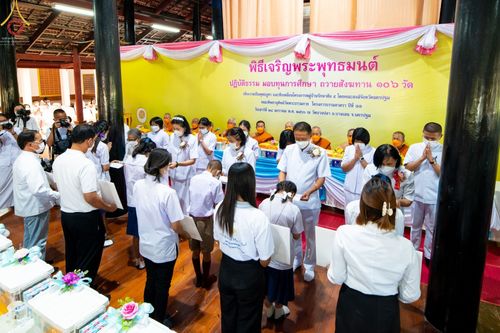 ภาพ No.74864:พิธีเจริญพระพุทธมนต์ ปฏิบัติธรรม มอบทุนการศึกษา ถวายสังฆทาน 106 วัด เพื่อถวายเป็นพุทธบูชา และขับเคลื่อนโครงการหมู่บ้านรักษาศีล 5 โดยคณะสงฆ์จังหวัดนครปฐม คณะศิษยานุศิษย์วัดพระธรรมกาย โครงการธรรมยาตราฯ ปีที่ 11 ณ วัดบางปลา อ.บางเลน จ.นครปฐม วันที่ 28 มกราค