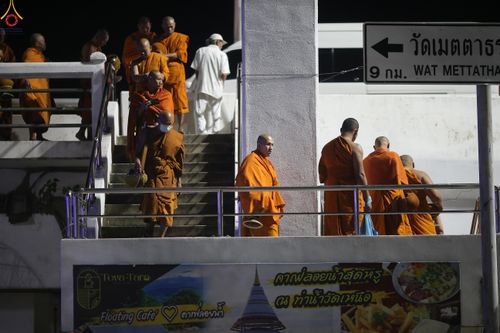 ภาพ No.284123:วันเสาร์ที่ 20 ธันวาคม พ.ศ.2568  พิธีตักบาตรพระ 10,000 รูป เนื่องในโอกาส 194 ปี จังหวัดกาญจนบุรี และอุทิศส่วนกุศลให้แด่บรรพชนทั้งหลาย บริเวณถนนสองแคว (Skywalk) เมืองกาญจนบุรี