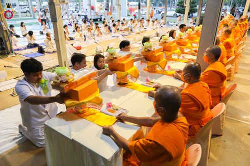 พิธีถวายภัตตาหารเป็นสังฆทาน แด่คณะพระธรรมยาตราฯ ในโครงการธรรมยาตรากตัญญูบูชา มหาปูชนียาจารย์ พระมงคลเทพมุนี(สด จนฺทสโร) พระผู้ปราบมาร อนุสรณ์สถาน 7 แห่ง ปีที่ 12 วันที่ 5 มกราคม พ.ศ. 2567 ณ อนุสรณ์สถานโลตัสแลนด์ จ.สุพรรณบุรี