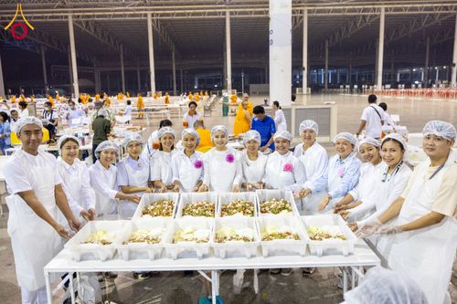 ภาพ No.121150:พิธีถวายภัตตาหารเป็นสังฆทาน แด่คณะพระธรรมยาตราฯ ในโครงการธรรมยาตรากตัญญูบูชา มหาปูชนียาจารย์ พระมงคลเทพมุนี(สด จนฺทสโร) พระผู้ปราบมาร อนุสรณ์สถาน 7 แห่ง ปีที่ 12 วันที่ 30 มกราคม พ.ศ. 2567 ณ สภาธรรมกายสากล วัดพระธรรมกาย