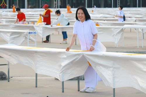 ภาพ No.321936:วันที่ 11-12 เมษายน พ.ศ.2569 การเตรียมงาน มัดถุงน้ำ , ผูกผ้าระบาย , เตรียมจุดฉันภัตตาหาร เพื่องานถวายมหาสังฆทาน 40,000 กว่าวัดทั่วประเทศ วันคุ้มครองโลก 22 เมษายน พ.ศ.2569 วัดพระธรรมกาย