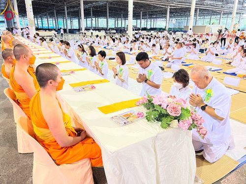 พิธีถวายภัตตาหารเป็นสังฆทาน แด่คณะพระธรรมยาตราฯ ในโครงการธรรมยาตรากตัญญูบูชา มหาปูชนียาจารย์ พระมงคลเทพมุนี(สด จนฺทสโร) พระผู้ปราบมาร อนุสรณ์สถาน 7 แห่ง ปีที่ 12 วันที่ 3 มกราคม พ.ศ. 2567 ณ สภาธรรมกายสากล วัดพระธรรมกาย