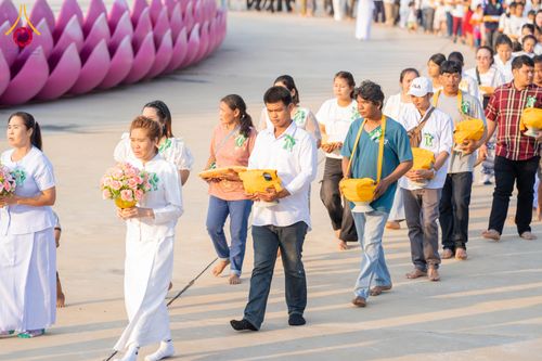 ภาพ No.318641:วันที่ 29 มีนาคม พ.ศ. 2569 พิธีเวียนประทักษิณ มอบผ้าไตร บรรพชาสามเณร  ณ ศูนย์อบรมเยาวชนกาญบุรี