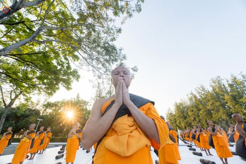 ภาพ No.281675:วันที่ 24 ธันวาคม พ.ศ.2568 พระธรรมยาตรา ปฏิบัติธรรม และถ่ายภาพหมู่ประวัติศาสตร์ ณ ลานหน้ามหาวิหารพระมงคลเทพมุนีฯ วัดพระธรรมกาย