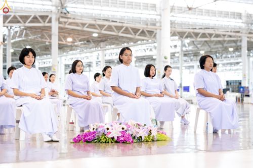 ภาพ No.338914:วันอาทิตย์ที่ 12 กรกฎาคม พ.ศ.2569 พิธีมุทิตาผู้สอบได้เปรียญธรรม ประโยค 1-2 ถึง ป.ธ.9 และ บ.ศ.1-2 ถึง บ.ศ.6 สำนักศาสนศึกษาวัดพระธรรมกาย ประจำปี 2569, พิธีมอบตราตั้งแต่งตั้งอาจารย์ใหญ่ สำนักศาสนศึกษาวัดพระธรรมกาย