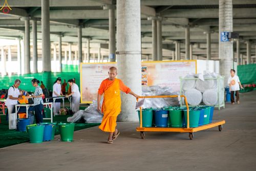 ภาพ No.322349:วันที่ 16 เมษายน พ.ศ.2569 การจัดเตรียมเบาะรองนอน เช็ดทำความสะอาด  เพื่องานถวายมหาสังฆทาน 40,000 กว่าวัดทั่วประเทศ วันคุ้มครองโลก 22 เมษายน พ.ศ.2569 วัดพระธรรมกาย