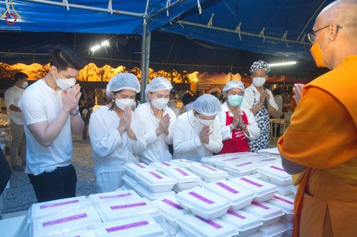 ภาพ No.74917:พิธีถวายภัตตาหารเป็นสังฆทาน แด่คณะพระธรรมยาตราฯ ในโครงการธรรมยาตรากตัญญูบูชา มหาปูชนียาจารย์ พระมงคลเทพมุนี(สด จนฺทสโร) พระผู้ปราบมาร อนุสรณ์สถาน 7 แห่ง ปีที่ 11 วันที่ 29 มกราคม พ.ศ. 2566