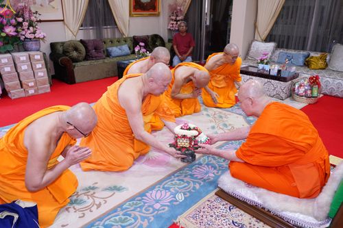ภาพ No.286233:วันที่ 12 กรกฎาคม พศ.2568 (แรม 2 ค่ำ เดือน 8) พระภิกษุวัดพระธรรมกาย ทำวัตรพระผู้ใหญ่ เนื่องในวันเข้าพรรษา