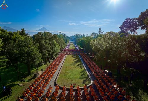 ภาพ No.68343:พิธีตักบาตร ณ พระมหาเจดีย์บรมพุทโธ ประเทศอินโดนีเซีย วันที่ 18 ธันวาคม พ.ศ. 2565