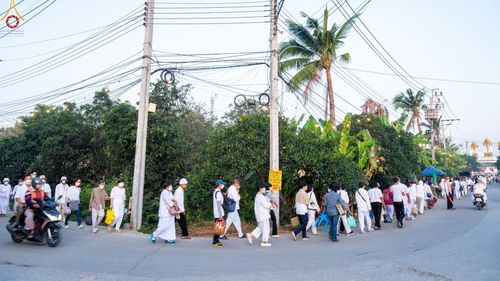 ภาพ No.73520:พิธีตักบาตรพระธรรมยาตราฯ ในโครงการธรรมยาตรากตัญญูบูชา มหาปูชนียาจารย์ พระมงคลเทพมุนี(สด จนฺทสโร) พระผู้ปราบมาร ปีที่ 11 ณ อนุสรณ์สถานลำดับที่ 4 สถานที่เกิดด้วยกายธรรม วัดโบสถ์ (บน) บางคูเวียง อ.บางกรวย จ.นนทบุรี วันที่ 22 มกราคม พ.ศ. 2566