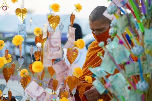 ภาพ No.70496:พิธีตักบาตรพระธรรมยาตราฯ ในโครงการธรรมยาตรากตัญญูบูชา มหาปูชนียาจารย์ พระมงคลเทพมุนี(สด จนฺทสโร) พระผู้ปราบมาร ปีที่ 11 ณ อนุสรณ์สถานลำดับที่ 2 สถานที่ตั้งมโนปณิธานบวชตลอดชีวิต อนุสรณ์สถานคลองบางนางแท่น อ.สามพราน จ.นครปฐม วันที่ 14 มกราคม พ.ศ. 2566