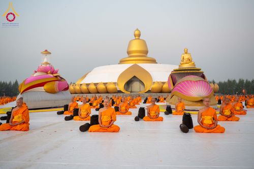 ภาพ No.299747:วันที่ 19 มกราคม พ.ศ.2569 พระธรรมยาตราปฏิบัติธรรมและถ่ายภาพหมู่ประวัติศาสตร์ ณ อนุสรณ์สถานลำดับที่ 5 สถานที่เผยแผ่วิชชาธรรมกายครั้งแรก  อนุสรณ์สถานบางปลาวัดบางปลา อ.บางเลน จ.นครปฐม ในโครงการธรรมยาตรา กตัญญูบูชา มหาปูชนียาจารย์ พระมงคลเทพมุนี(สด จนฺทสโร) 