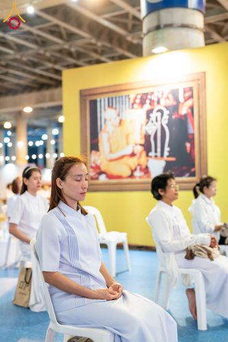 ภาพ No.286715:วันอาสาฬหบูชา วันพฤหัสบดีที่ 10 กรกฏาคม พ.ศ.2568  พิธีเวียนประทักษิณรอบพระมหาธรรมกายเจดีย์ , พิธีฉลองชัยสวดมนต์บทธัมมจักกัปปวัตตนสูตร ครบ 7,520,000,000 จบ ณ มหารัตนวิหารคด วัดพระธรรมกาย