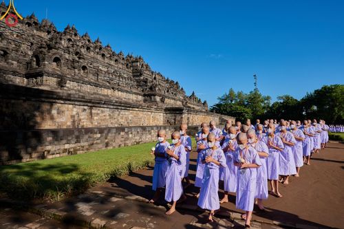 ภาพ No.68171:พิธีเวียนประทักษิณ และวันทาพระมหาเจดีย์บรมพุทโธ ของนาคธรรมทายาท ประเทศอินโดนีเซีย วันที่ 17 ธันวาคม พ.ศ. 2565