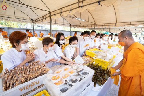 ภาพ No.72518:พิธีถวายภัตตาหารเป็นสังฆทาน แด่คณะพระธรรมยาตราฯ ในโครงการธรรมยาตรากตัญญูบูชา มหาปูชนียาจารย์ พระมงคลเทพมุนี(สด จนฺทสโร) พระผู้ปราบมาร อนุสรณ์สถาน 7 แห่ง ปีที่ 11 วันที่ 19 มกราคม พ.ศ. 2566