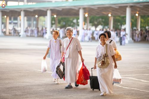 ภาพ No.327884:วันที่ 3 พฤษภาคม พ.ศ.2569 พิธีตักบาตร ข้าวสารอาหารแห้ง ณ บ้านแก้วเรือนทองคุณยายอาจารย์ฯ วัดพระธรรมกาย