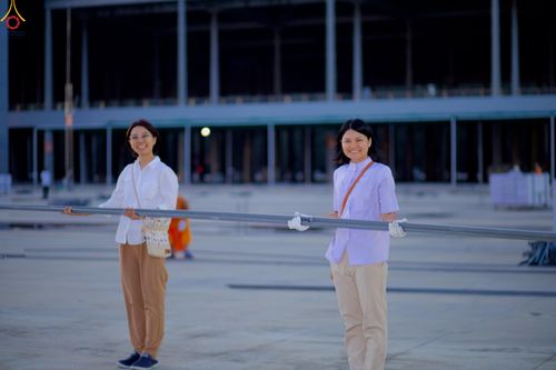 ภาพ No.326926:วันที่ 1 พฤษภาคม พ.ศ.2569 พระภิกษุ สามเณร เจ้าหน้าที่ สาธุชน ร่วมกันเก็บงาน ณ ลานธรรม วัดพระธรรมกาย