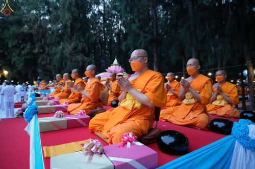 ภาพ No.69649:พิธีตักบาตรพระธรรมยาตราฯ ในโครงการธรรมยาตรากตัญญูบูชา มหาปูชนียาจารย์ พระมงคลเทพมุนี(สด จนฺทสโร) พระผู้ปราบมาร ปีที่ 11 ณ อนุสรณ์สถานลำดับที่ 1 สถานที่เกิดด้วยรูปกายเนื้อ อนุสรณ์สถานมหาวิหารพระมงคลเทพมุนี อ.สองพี่น้อง จ.สุพรรณบุรี