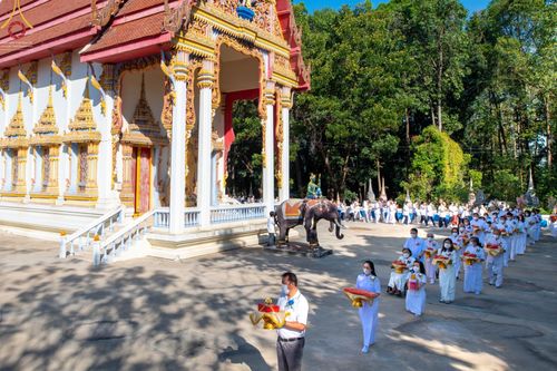ภาพ No.71638:พระธรรมยาตรา ปฏิบัติศาสนกิจ ทำนุบำรุงศาสนสถาน, สวดธรรมจักร ,ปฏิบัติธรรม ร่วมกับชุมชน,นักเรียนเด็กดีวีสตาร์ และร่วมพิธีทอดผ้าป่าบำรุงศาสนสถาน ในโครงการธรรมยาตรากตัญญูบูชา มหาปูชนียาจารย์ พระมงคลเทพมุนี(สด จนฺทสโร) พระผู้ปราบมาร อนุสรณ์สถาน 7 แห่ง ปีที่ 11