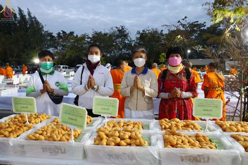 ภาพ No.69213:พิธีถวายภัตตาหารเป็นสังฆทาน แด่คณะพระธรรมยาตราฯ ในโครงการธรรมยาตราฯ ปีที่ 11 ณ อนุสรณ์สถานมหาวิหารพระมงคลเทพมุนี อ.สองพี่น้อง จ.สุพรรณบุรี วันที่ 4 และ 5 มกราคม พ.ศ. 2566