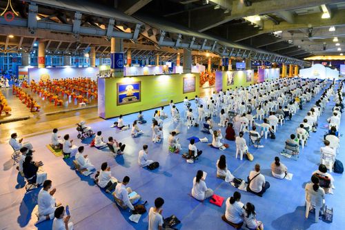 ภาพ No.68598:พิธีสวดมนต์ข้ามปี วันที่ 31 ธันวาคม พ.ศ. 2565 ณ มหารัตนวิหารคด วัดพระธรรมกาย จ.ปทุมธานี