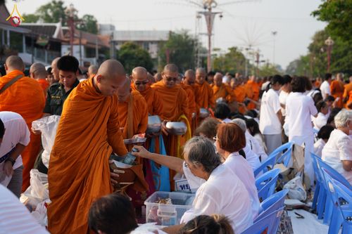 ภาพ No.318096:วันเสาร์ที่ 4 เมษายน พ.ศ. 2569 งานทำบุญเมืองใจกลางอยุธยา  ตักบาตรพระ 1,109 รูป ณ ถนนชีกุน หน้าวัดมหาธาตุ และวัดราชบูรณะ