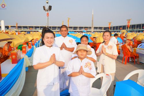 ภาพ No.324607:วันที่ 22 เมษายน พ.ศ.2569 (วันคุ้มครองโลก) บรรยากาศสาธุชน ในงานถวายมหาสังฆทาน 40,000 กว่าวัดทั่วประเทศ ณ ลานธรรม วัดพระธรรมกาย