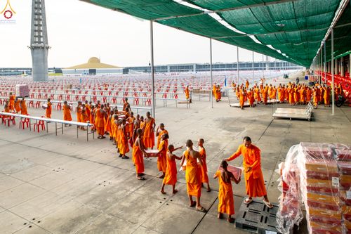 ภาพ No.322541:วันที่ 17 เมษายน พ.ศ.2569 การเรียงกล่องไทยธรรม เรียงน้ำดื่ม เรียงร่ม ณ ลานธรรมพระมหาธรรมกายเจดีย์ เพื่องานถวายมหาสังฆทาน 40,000 กว่าวัดทั่วประเทศ วันคุ้มครองโลก 22 เมษายน พ.ศ.2569 วัดพระธรรมกาย