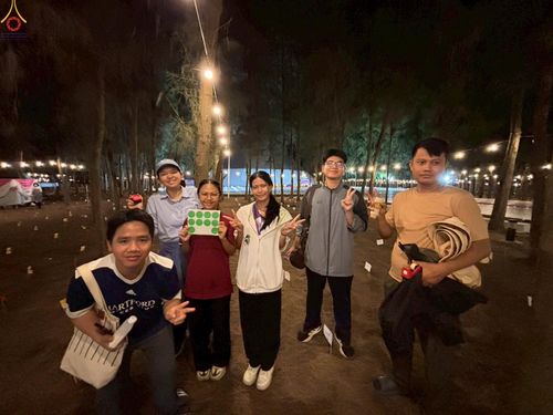 ภาพ No.300690:ภาพเบื้องหลังอาสาสมัครรวมใจ ชุดที่ 3 ในโครงการธรรมยาตรา กตัญญูบูชา มหาปูชนียาจารย์ พระมงคลเทพมุนี(สด จนฺทสโร) พระผู้ปราบมาร อนุสรณ์สถาน 7 แห่ง ปีที่ 14