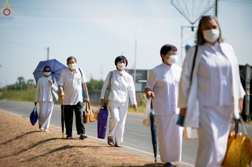 ภาพ No.69417:พิธีจุดประทีปถวายเป็นพุทธบูชา และบูชาธรรมมหาปูชนียาจารย์ ในโครงการธรรมยาตรากตัญญูบูชา มหาปูชนียาจารย์ พระมงคลเทพมุนี(สด จนฺทสโร) พระผู้ปราบมาร ปีที่ 11 ณ อนุสรณ์สถานมหาวิหารพระมงคลเทพมุนี อ.สองพี่น้อง จ.สุพรรณบุรี