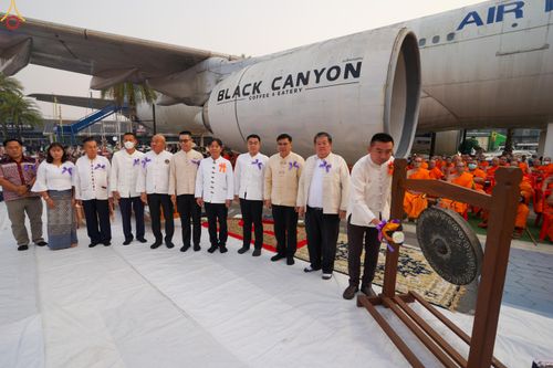 ภาพ No.321014:วันอาทิตย์ที่ ๑๒ เมษายน พ.ศ ๒๕๖๙ พิธีตักบาตรปี๋ใหม่เมืองพระภิกษุสงฆ์ ๓๓๙ รูป  อุทิศถวายพระราชกุศลสมเด็จพระนางสิริกิติ์  พระบรมราชินีนาถ พระบรมราชชนนีพันปีหลวง และฉลองเมืองแม่แตงครบรอบ ๑๑๙ ปี ณ ลานโรงแรมแอร์ไดมอนด์ อำเภอแม่แตง จังหวัดเชียงใหม่