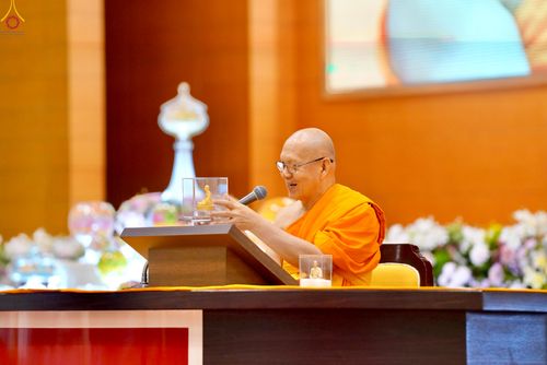 ภาพ No.311633:วันอาทิตย์ต้นเดือนที่ 1 มีนาคม พ.ศ.2569 สัมมนาพิเศษ พิธีมอบรูปหล่อโลหะหลวงปู่วัดปากน้ำ พระมงคลเทพมุนี พิธีมุทิตาสักการะในโอกาสพระครูปลัดรัตนวีรวัฒน์(รังสฤษดิ์ อิทธิจินฺตโก) เจ้าอาวาสวัดพระธรรมกาย  ดำรงตำแหน่งเป็น “ที่ปรึกษาเจ้าคณะจังหวัดปทุมธานี”  ณ ห้อง