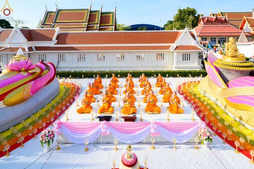 ภาพ No.73214:พิธีจุดประทีปถวายเป็นพุทธบูชา และบูชาธรรมมหาปูชนียาจารย์ ในโครงการธรรมยาตรากตัญญูบูชา มหาปูชนียาจารย์ พระมงคลเทพมุนี(สด จนฺทสโร) พระผู้ปราบมาร ปีที่ 11 ณ อนุสรณ์สถานลำดับที่ 4 สถานที่เกิดด้วยกายธรรม วัดโบสถ์ (บน) บางคูเวียง อ.บางกรวย จ.นนทบุรี วันที่ 21 