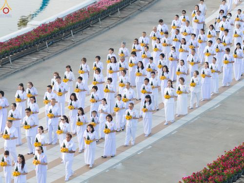 ภาพ No.330385:วันวิสาขบูชา อาทิตย์ที่ 31 พฤษภาคม พ.ศ.2569 พิธีเวียนประทักษิณ และพิธีวันทาเจดีย์ ณ พระมหาธรรมกายเจดีย์ วัดพระธรรมกาย จังหวัดปทุมธานี