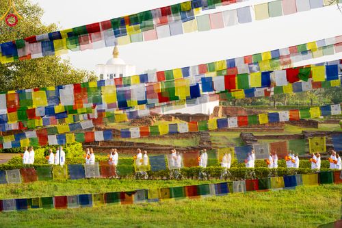 ภาพ No.314086:วันจันทร์ที่ 16 มีนาคม พ.ศ. 2569 พิธีเวียนเทียนประทักษิณ และพิธีบรรพชาสามเณร 500 รูป ณ วิหารมายาเทวี ประเทศเนปาล