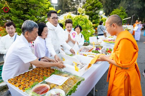 ภาพ No.293522:วันที่ 13 มกราคม พ.ศ. 2569 พิธีถวายภัตตาหารเป็นสังฆทาน แด่พระธรรมยาตรา ณ อนุสรณ์สถานมหาวิหารพระมงคลเทพมุนี (โลตัสแลนด์) อ.สองพี่น้อง จ.สุพรรณบุรี ในโครงการธรรมยาตรา กตัญญูบูชา มหาปูชนียาจารย์ พระมงคลเทพมุนี(สด จนฺทสโร) พระผู้ปราบมาร อนุสรณ์สถาน 7 แห่ง ปี