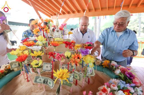 ภาพ No.321619:วันอาทิตย์ที่ 12 เมษายน พ.ศ.2569 กิจกรรมงานบุญวันสงกรานต์ (ตักบาตร ขอขมาพ่อแม่ สรงน้ำพระ รดน้ำขอพร) ณ วัดพระธรรมกายจอร์เจีย ประเทศสหรัฐอเมริกา