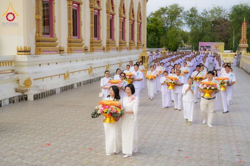 ภาพ No.278575:วันอาทิตย์ที่ 14 ธันวาคม พ.ศ.2568  พิธีเวียนประทักษิณ พิธีวันทาสีมาพระประธาน โครงการบวชบูชาธรรมมหาปูชนียาจารย์ ของศูนย์ปฏิบัติธรรมบุรีรัมย์ ณ วัดกลาง พระอารามหลวง จังหวัดบุรีรัมย์