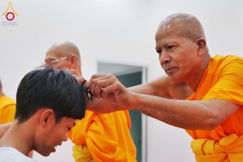 ภาพ No.319857:วันเสาร์ที่ 4 เมษายน พ.ศ.2569 พิธีตัดปอยผมและปลงผม พิธีขอขมาผู้ปกครองและมอบผ้าไตร พิธีบรรพชาและถวายบาตร ณ ศูนย์ปฏิบัติธรรมและศูนย์อบรมเยาวชนเพชรบุรี  ต.ท่าแลง อ.ท่ายาง จ.เพชรบุรี