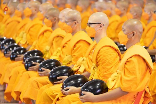 ภาพ No.76728:พิธีตักบาตรข้าวสารอาหารแห้ง  ณ บ้านแก้วเรือนทองคุณยายฯ สภาธรรมกายสากล  วัดพระธรรมกาย จ.ปทุมธานี  ในวันอาทิตย์ต้นเดือนที่ 6 มีนาคม พ.ศ. 2566