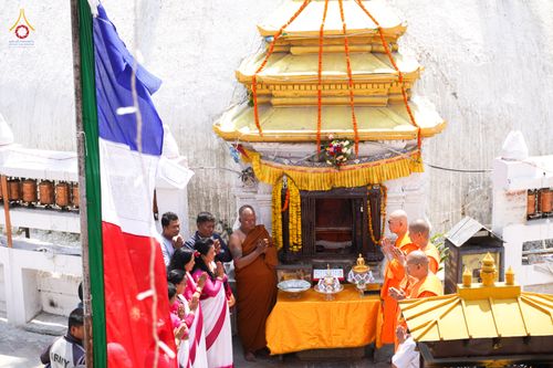 ภาพ No.80998:วัดพระธรรมกายน้อมถวายพระบรมสารีริกธาตุ เพื่อประดิษฐานเจดีย์จารุมตี เมืองกาฐมาณฑุ เนปาล  วันเสาร์ที่ 6 พฤษภาคม พ. ศ. 2566