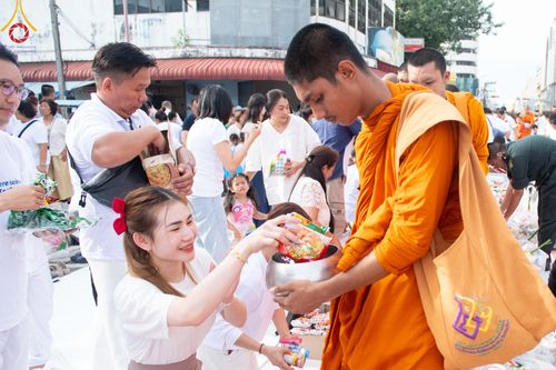 ภาพ No.343222:วันอาทิตย์ที่ 16 สิงหาคม พ.ศ.2569 พิธีตักบาตรพระ 10,000 รูป นานาชาติ ปีที่ 23 คณะสงฆ์ 4 ประเทศ 14 จังหวัดภาคใต้ น้อมถวายเป็นพุทธบูชา ทำบุญเพื่อแม่- พ่อ ณ ถนนนิพัทธ์อุทิศ 3 อ.หาดใหญ่ จ.สงขลา