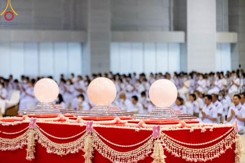 ภาพ No.86396:วันธรรมชัย ปีที่ 55 พิธีทอดผ้าป่ากฐินสมทบครั้งที่1, พิธีเจริญพุทธมนต์ ลูกนิมิตมหาสมบัติฯ พิธีจุดประทีป,พิธีฉลองชัยสวดมนต์บทธัมมจักกัปปวัตนสูตร วันอาทิตย์ที่ 27 สิงหาคม พ.ศ.2566 ณ สภาธรรมกายสากล / มหารัตนวิหารคด วัดพระธรรมกาย