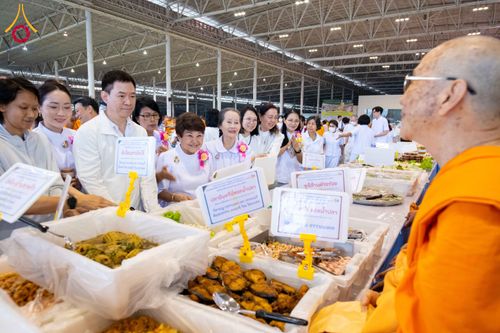 ภาพ No.303125:วันที่ 26 มกราคม พ.ศ. 2569 พิธีถวายภัตตาหารเป็นสังฆทาน แด่พระธรรมยาตรา ณ วัดพระธรรมกาย  จังหวัดปทุมธานี ในโครงการธรรมยาตรา กตัญญูบูชา มหาปูชนียาจารย์ พระมงคลเทพมุนี(สด จนฺทสโร) พระผู้ปราบมาร อนุสรณ์สถาน 7 แห่ง ปีที่ 14