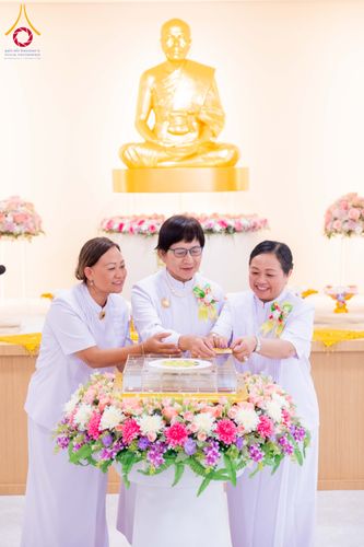 ภาพ No.319174:วันที่ 29 มีนาคม พ.ศ.2569 พิธีอัญเชิญรูปหล่อพระมงคลเทพมุนี (สด จนฺทสโร) ประดิษฐาน ณ ห้องปฏิบัติธรรม “มงคลรัตนโชติ”  วัดพระธรรมกายชิคาโก ประเทศสหรัฐอเมริกา