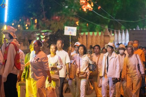 ภาพ No.294179:วันที่ 13 มกราคม พ.ศ. 2569 พิธีจุดประทีปถวายเป็นพุทธบูชา และบูชาธรรมมหาปูชนียาจารย์  (ภาพชุดที่ 2) ณ วัดสองพี่น้อง ต.ต้นตาล อ.สองพี่น้อง จ.สุพรรณบุรี ในโครงการธรรมยาตรา กตัญญูบูชา มหาปูชนียาจารย์ พระมงคลเทพมุนี(สด จนฺทสโร) พระผู้ปราบมาร อนุสรณ์สถาน 7 แห่