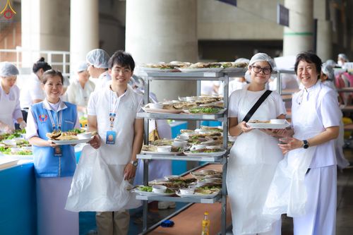 ภาพ No.325723:วันที่ 22 เมษายน พ.ศ.2569(วันคุ้มครองโลก) งานถวายมหาสังฆทาน 40,000 กว่าวัดทั่วประเทศ เจ้าหน้าที่ สาธุชน ร่วมใจจัดเตรียมภัตตาหารเพล (ชุด 2)