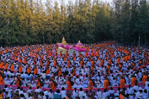 ภาพ No.34917:โครงการธรรมยาตรา เส้นทางพระผู้ปราบมาร ปีที่ 8 ณ อนุสรณ์สถานพระมงคลเทพมุนี